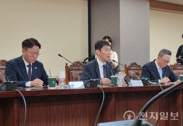 [천지일보=김누리 기자] 이복현 금융감독원장(가운데)이 10일 서울 중구 은행회관에서 열린 ‘은행장-금감원장 간담회’에서 인사말을 하고 있다. ⓒ천지일보 2024.09.10.