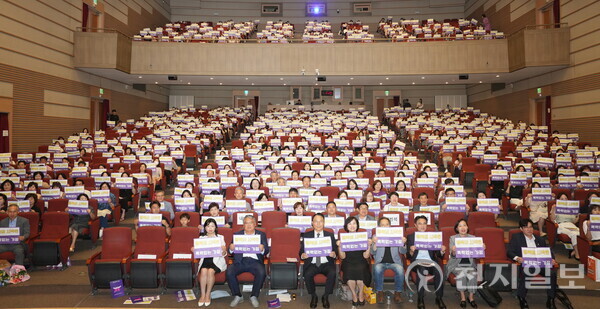 천안시가 11일 봉서홀에서 ‘제2회 천안 보라데이’ 토크콘서트를 마친 후 기념촬영을 하고 있다. (제공: 천안시) ⓒ천지일보 2024.09.12.