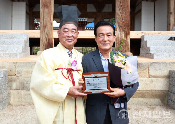 [천지일보=박준성 기자] 이날 이계천 노강서원 원장은 백성현 논산시장에게 감사패를 전달했다. ⓒ천지일보 2024.09.13.