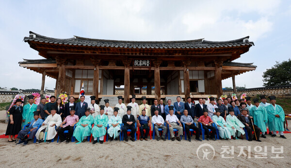 [천지일보=박준성 기자] 노강서원 강당 개보수공사 준공기념으로 열린 고유제 및 추제에 참석한 관계자 및 지역 유림들이 기념사진을 찍고 있다. ⓒ천지일보 2024.09.13.