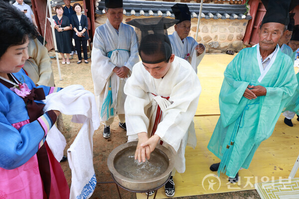 [천지일보=박준성 기자] 추제를 지낼 때 술을 올리기 전 손을 씻는 모습 ⓒ천지일보 2024.09.13.