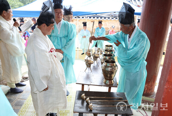 [천지일보=박준성 기자] 노강서원에서 진행된 추제에서 술을 잔에 받는 모습 ⓒ천지일보 2024.09.13.