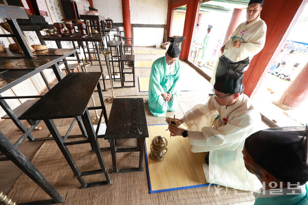 [천지일보=박준성 기자] 노강서원에서 진행된 추제에서 술을 올리는 모습 ⓒ천지일보 2024.09.13.