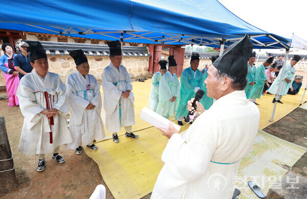 [천지일보=박준성 기자] 양철야 논산시 유림협의회 회장이 집례를 맡아 추제를 올리고 있다. ⓒ천지일보 2024.09.13.