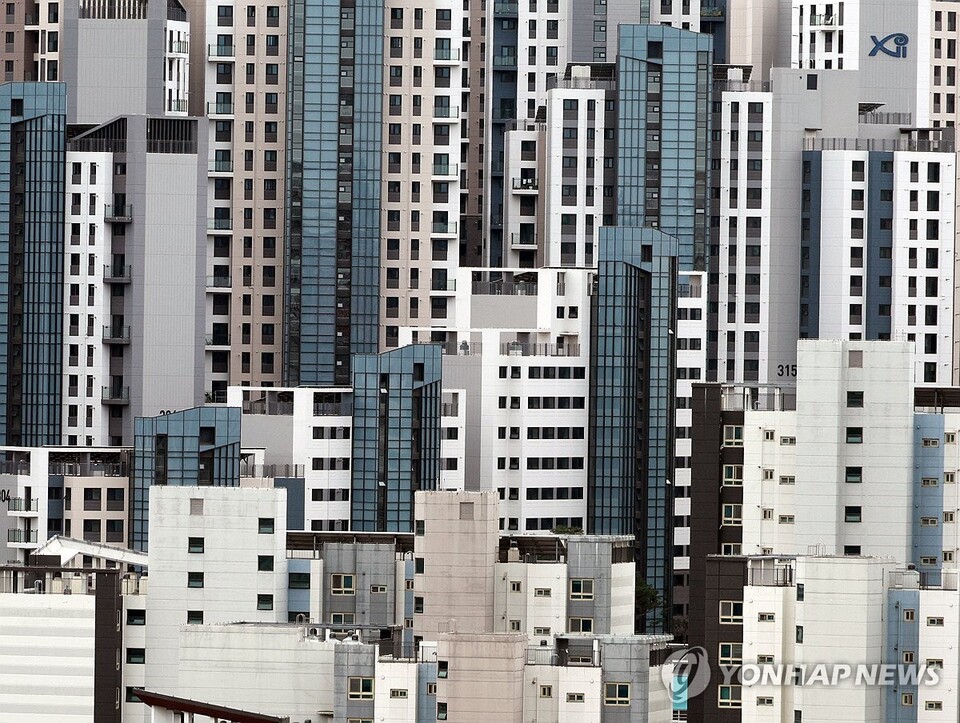 작년 중순 이후 내림세를 지속하던 전국 아파트 매매가격이 지난달 15개월 만에 반등한 것으로 나타났다.9일 KB부동산의 주택가격 동향에 따르면 지난 9월 전국 아파트 매매가격은 전월 대비 0.09% 올랐다. 지난해 7월부터 올해 8월까지 하락세를 지속하다 15개월 만에 상승 전환한 것이다. 사진은 9일 서울 시내 아파트 단지. 2023.10.9. (출처: 연합뉴스)