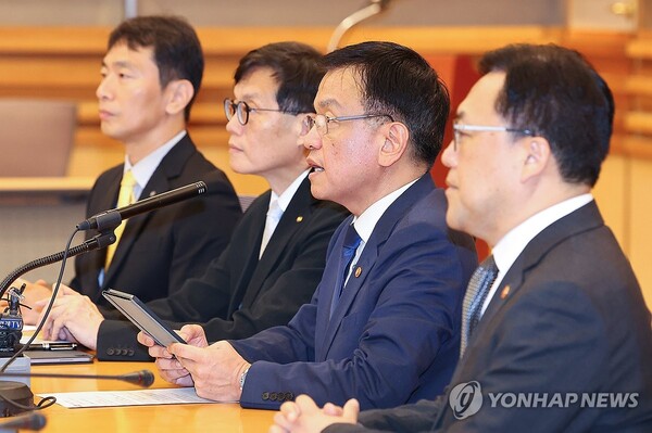 (서울=연합뉴스) 최상목 경제부총리 겸 기획재정부 장관이 19일 오전 서울 서초구 서울지방조달청 별관에서 열린 미국 FOMC 주요 결과 및 국제금융시장 동향 관련 거시경제금융회의에서 발언하고 있다. 왼쪽부터 이복현 금융감독원장, 이창용 한국은행 총재, 최 부총리, 김병환 금융위원장. 2024.9.19