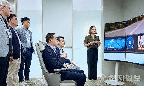 구광모 LG그룹 회장을 비롯한 LG 최고경영진이 25일 경기도 이천 LG인화원에서 열린 사장단 워크숍에 참석해 미래 모빌리티 인공지능(AI) 경험 공간을 체험하고 있다. (제공: ㈜LG) ⓒ천지일보 2024.09.26.