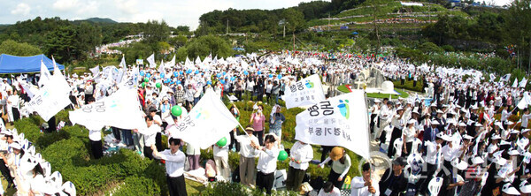 지난 18일 경기 가평군 청평 평화연수원에서 열린 ‘9.18 평화 만국회의 10주년 기념식’에서 대국민 캠페인 ‘동행: 대한민국을 잇다’ 발대식이 진행된 가운데 10만여 참석자들이 깃발을 흔들고 있다. 동행 캠페인은 사회적 연대와 협력을 바탕으로 사회적 갈등을 극복하자는 취지를 담고 있다. (제공: HWPL) ⓒ천지일보 2024.09.26.