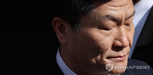 이임재 전 용산경찰서장이 30일 오후 서울 마포구 서울서부지방법원에서 열린 이태원 참사 부실대응 관련 1심 선고에서 금고 3년 형을 선고받은 뒤 청사를 나서고 있다. (출처: 연합뉴스)