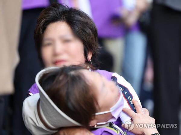 이태원 참사 부실 대응 관련 1심 선고재판이 열린 30일 오후 서울 마포구 서울서부지방법원 앞에서 유가족이 박희영 용산구청장이 무죄 판결을 받고 청사를 빠져나가자 눈물을 흘리고 있다. (출처: 연합뉴스)