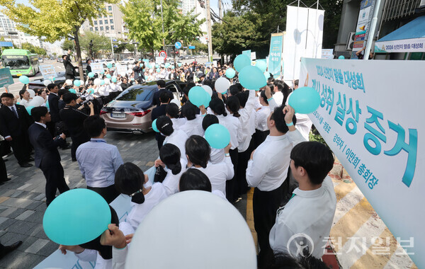 [천지일보=남승우 기자] 5일 서울 영등포구 바돌로매지파 영등포교회에서 ‘2024 신천지 계시 성취 실상 증거 말씀대성회’이 열린 가운데 신천지예수교 증거장막성전 이만희 총회장이 도착하고 있다. 이날 목회자 400여명 등 총 1만 4000여명이 참석했다. (제공: 신천지예수교회) ⓒ천지일보 2024.10.05.