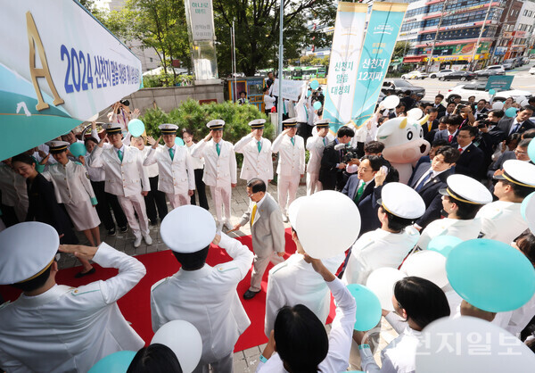 [천지일보=남승우 기자] 5일 서울 영등포구 바돌로매지파 영등포교회에서 ‘2024 신천지 계시 성취 실상 증거 말씀대성회’이 열린 가운데 신천지예수교 증거장막성전 이만희 총회장이 도착하고 있다. 이날 목회자 400여명 등 총 1만 4000여명이 참석했다.ⓒ천지일보 2024.10.05.