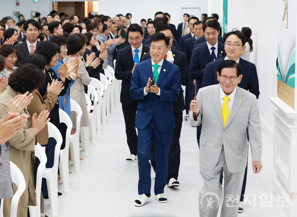 [천지일보=남승우 기자] 신천지예수교 증거장막성전 이만희 총회장이 5일 서울 영등포구 바돌로매지파 영등포교회에서 열린 ‘2024 신천지 계시 성취 실상 증거 말씀대성회’에 입장하고 있다. 이날 목회자 400여명 등 총 1만 4000여명이 참석했다.ⓒ천지일보 2024.10.05.