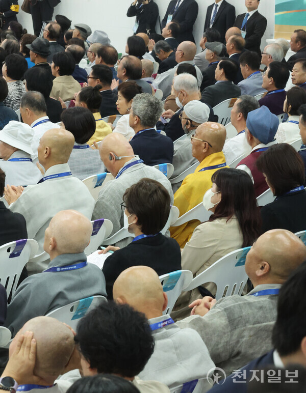 [천지일보=남승우 기자] 5일 서울 영등포구 바돌로매지파 영등포교회에서 열린 ‘2024 신천지 계시 성취 실상 증거 말씀대성회’에서 목회자들이 이만희 총회장의 강연을 경청하고 있다. 이날 목회자 400여명 등 총 1만 4000여명이 참석했다. (제공: 신천지예수교회) ⓒ천지일보 2024.10.05.