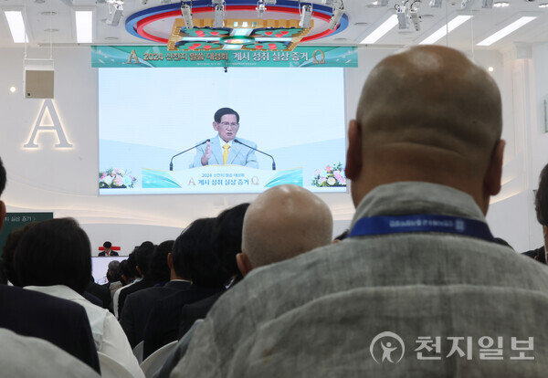 [천지일보=남승우 기자] 5일 서울 영등포구 바돌로매지파 영등포교회에서 열린 ‘2024 신천지 계시 성취 실상 증거 말씀대성회’에서 목회자들이 이만희 총회장의 강연을 경청하고 있다. 이날 목회자 400여명 등 총 1만 4000여명이 참석했다. (제공: 신천지예수교회) ⓒ천지일보 2024.10.05.