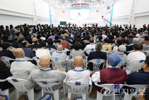 [천지일보=남승우 기자] 5일 서울 영등포구 바돌로매지파 영등포교회에서 열린 ‘2024 신천지 계시 성취 실상 증거 말씀대성회’에서 목회자들이 이만희 총회장의 강연을 경청하고 있다. 이날 목회자 400여명 등 총 1만 4000여명이 참석했다. ⓒ천지일보 2024.10.05.