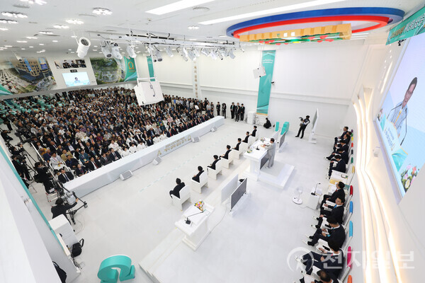 [천지일보=남승우 기자] 신천지예수교 증거장막성전 이만희 총회장이 5일 서울 영등포구 바돌로매지파 영등포교회에서 열린 ‘2024 신천지 계시 성취 실상 증거 말씀대성회’에서 강연하고 있다. 이날 목회자 400여명 등 총 1만 4000여명이 참석했다.ⓒ천지일보 2024.10.05.