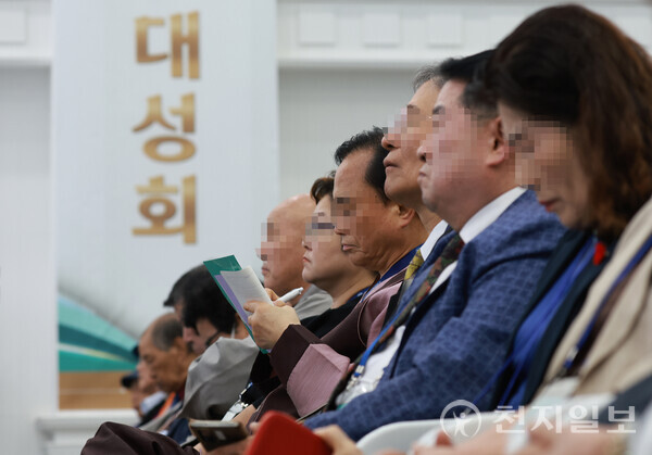 [천지일보=남승우 기자] 5일 서울 영등포구 바돌로매지파 영등포교회에서 열린 ‘2024 신천지 계시 성취 실상 증거 말씀대성회’에서 목회자들이 이만희 총회장의 강연을 경청하고 있다. 이날 목회자 400여명 등 총 1만 4000여명이 참석했다.ⓒ천지일보 2024.10.05.