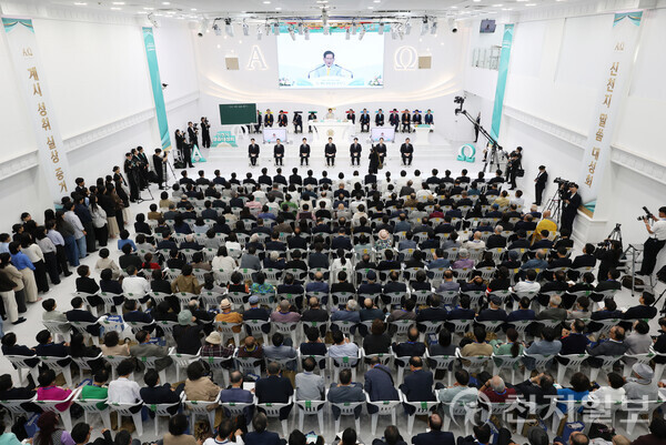 [천지일보=남승우 기자] 신천지예수교 증거장막성전 이만희 총회장이 5일 서울 영등포구 바돌로매지파 영등포교회에서 열린 ‘2024 신천지 계시 성취 실상 증거 말씀대성회’에서 강연하고 있다. 이날 목회자 400여명 등 총 1만 4000여명이 참석했다.ⓒ천지일보 2024.10.05.