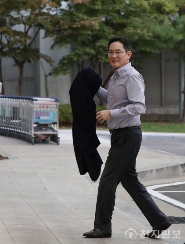[천지일보=김정필 기자] 이재용 삼성전자 회장이 6일 오전 출국을 위해 서울 강서구 서울김포비즈니스항공센터에 들어서고 있다. 이 회장은 윤석열 대통령의 동남아시아국가연합(ASEAN·아세안) 정상회의 참석차 동남아 3개국(필리핀·싱가포르·라오스) 순방에 경제사절단으로 동행한다. ⓒ천지일보 2024.10.06.