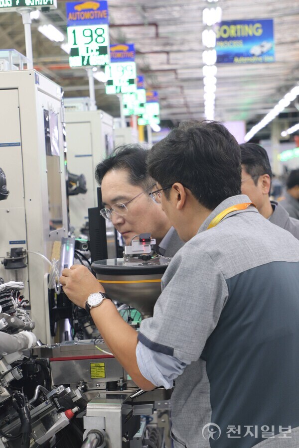 이재용 삼성전자 회장이 지난 6일 필리핀 라구나주 칼람바시에 위치한 삼성전기 필리핀법인(SEMPHIL)을 찾아 MLCC 제품 생산 현장을 점검하고 있다. (제공: 삼성전자) ⓒ천지일보 2024.10.07.