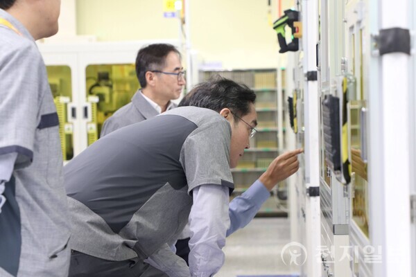 이재용 삼성전자 회장이 지난 6일 필리핀 라구나주 칼람바시에 위치한 삼성전기 필리핀법인(SEMPHIL)을 찾아 MLCC 제품 생산 현장을 점검하고 있다. (제공: 삼성전자) ⓒ천지일보 2024.10.07.