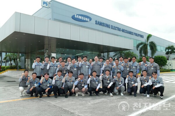 [천지일보=김정필 기자] 이재용 삼성전자 회장이 지난 6일 필리핀 라구나주 칼람바시에 위치한 삼성전기 필리핀법인(SEMPHIL)을 찾아 현지 임직원들과 기념 촬영하고 있다. (제공: 삼성전자) ⓒ천지일보 2024.10.07.