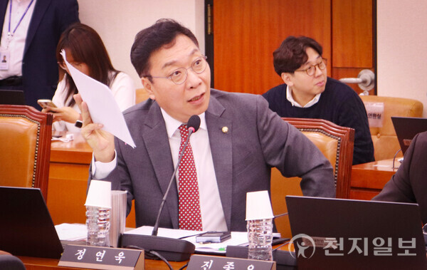 국회 문화체육관광위원회 소속 정연욱 의원(국민의힘·부산 수영구)이 7일 오전 국정감사에서 유인촌 장관에게 대한체육회 국제스케이트장 사업 추진과 관련해 질의를 하고 있다. (제공: 정연욱 의원실) ⓒ천지일보 2024.10.07.