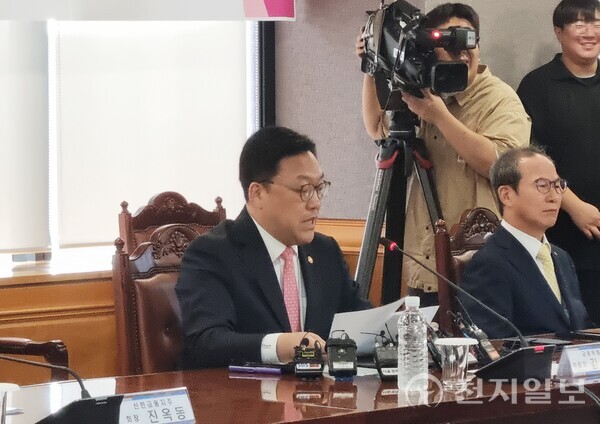 [천지일보=김누리 기자] 금융위원장이 ‘금융위원장-금융지주 회장 간담회’ 모두발언을 하고 있다. ⓒ천지일보 2024.09.30.