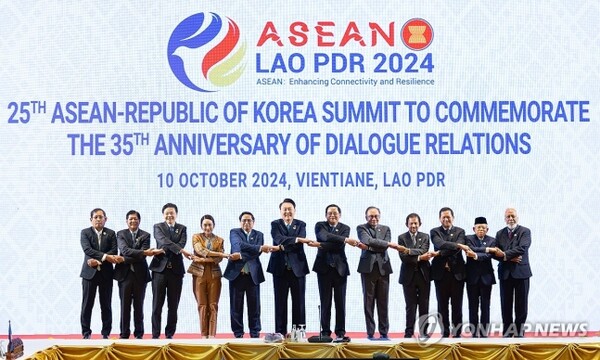 윤석열 대통령이 10일(현지시간) 라오스 비엔티안 국립컨벤션센터(NCC)에서 열린 한·아세안(ASEAN·동남아시아국가연합) 정상회의에서 손싸이 시판돈 라오스 총리 등과 기념촬영을 하고 있다.왼쪽부터 아웅 쪼 모 미얀마 외교부 사무차관, 페르디난드 마르코스 필리핀 대통령, 로런스 웡 싱가포르 총리, 패통탄 친나왓 태국 총리, 팜 민 찐 베트남 총리, 윤 대통령, 손싸이 시판돈 라오스 총리, 안와르 이브라힘 말레이시아 총리, 하사날 볼키아 브루나이 국왕, 훈 마넷 캄보디아 총리, 마루프 아민 인도네시아 부통령, 샤나나 구스마웅 동티모르 총리.(출처: 연합뉴스)