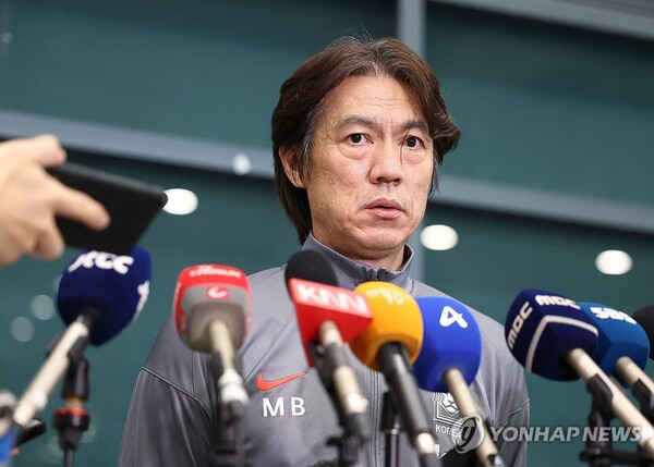홍명보 축구 대표팀 감독이 11일 인천국제공항 제1터미널을 통해 귀국한 뒤 기자회견을 하고 있다. (출처:연합뉴스)