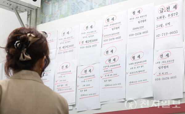 [천지일보=남승우 기자] 서울 아파트의 3.3㎡당 평균 전셋값이 2400만원을 넘어섰다. 8일 KB부동산의 주택가격 통계에 따르면 지난 7월 서울 아파트 3.3㎡당 전세 평균 가격은 2417만원으로 집계됐다. 이는 지난해 7월에 비해 176만원 오른 것으로, 지난 2022년 12월 이후 1년 7개월 만에 평당 2400만원을 웃돌았다. 이날 서울 시내의 한 공인중개사무소에 매물정보가 게시돼 있다.ⓒ천지일보 2024.08.08.