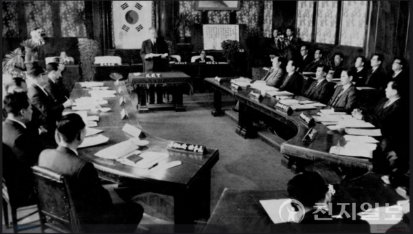장면 내각의 국무회의 모습 ⓒ천지일보 2024.10.13.