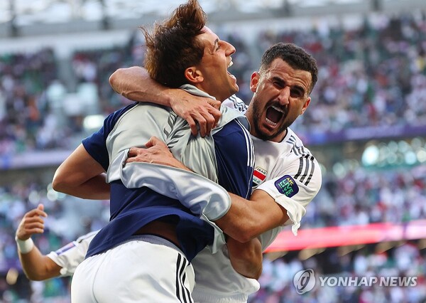 이라크 공격수 아이만 후세인(오른쪽) (출처:연합뉴스 자료사진)