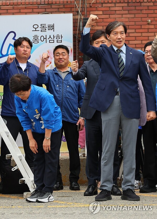 조국혁신당 조국 대표가 14일 부산 금정구 도시철도 장전역 장전역 앞에서 더불어민주당 김경지 금정구청장 후보 지지 유세를 하고 있다. (출처: 연합뉴스)