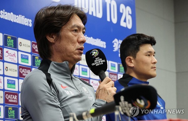 축구 국가대표팀 홍명보 감독과 김민재가 14일 경기도 용인미르스타디움에서 북중미 월드컵 아시아지역 예선 이라크전 공식 기자회견을 하고 있다. (출처:연합뉴스)