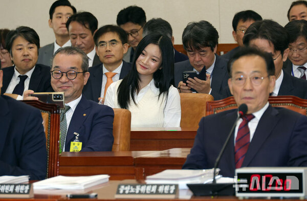 중대재해 관련 증인으로 출석한 정인섭 한화오션 거제사업장 사장이 15일 오후 서울 여의도 국회 환경노동위원회에서 열린 경제사회노동위원회 등에 대한 국정감사에서 ‘직장 내 따돌림’을 증언하러 나온 ‘뉴진스’의 하니와 셀카를 찍고 있다. 2024.10.15. (출처: 뉴시스)