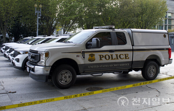 ⓒ천지일보 2024.10.15. Secret Service vehicles line up outside the White House on Pennsylvania Avenue behind police tape, in Washington DC.