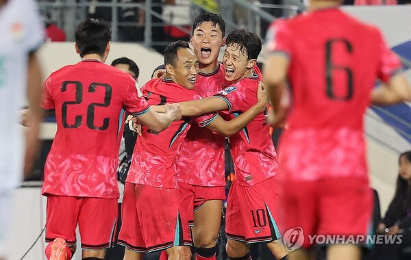 15일 경기도 용인미르스타디움에서 열린 북중미월드컵 아시아 지역 3차 예선 B조 4차전 대한민국 대 이라크의 경기. 역전골을 넣은 한국 오현규가 동료들의 격려를 받고 있다. 2024.10.15 (출처: 연합뉴스)