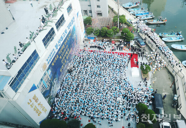 [천지일보=남승우 기자] 신천지예수교 증거장막성전 이만희 총회장이 16일 부산 사하구 부산야고보지파 본부교회를 방문한 가운데 성도들이 풍선을 흔들며 환호하고 있다.ⓒ천지일보 2024.10.16.