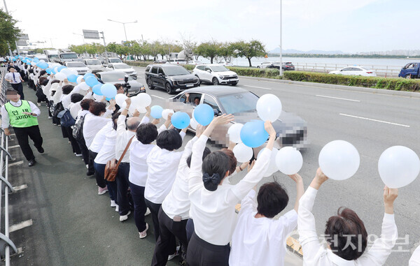[천지일보=남승우 기자] 신천지예수교 증거장막성전 이만희 총회장이 16일 부산 사하구 부산야고보지파 부산교회를 방문한 가운데 성도들이 풍선을 흔들며 환호하고 있다.ⓒ천지일보 2024.10.16.