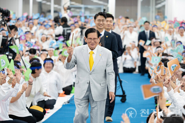 [천지일보=남승우 기자] 신천지예수교 증거장막성전 이만희 총회장이 16일 부산 사하구 부산야고보지파 부산교회를 방문, 대예배실로 입장하고 있다. (제공: 신천지예수교 증거장막성전) ⓒ천지일보 2024.10.16.