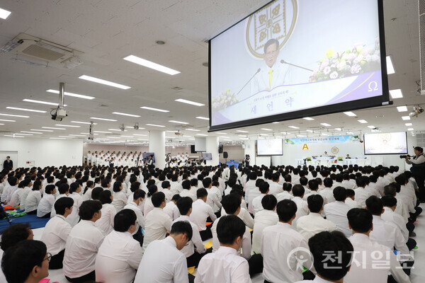 [천지일보=남승우 기자] 신천지예수교 증거장막성전 이만희 총회장이 16일 부산 사하구 부산야고보지파 부산교회를 방문해 설교 말씀을 전하고 있다.ⓒ천지일보 2024.10.16.