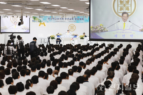 [천지일보=남승우 기자] 신천지예수교 증거장막성전 이만희 총회장이 16일 부산 사하구 부산야고보지파 부산교회를 방문해 설교 말씀을 전하고 있다.ⓒ천지일보 2024.10.16.