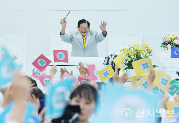 [천지일보=남승우 기자] 신천지예수교 증거장막성전 이만희 총회장이 16일 부산 사하구 부산야고보지파 부산교회를 방문, 대예배실로 입장하고 있다.ⓒ천지일보 2024.10.16.