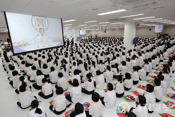 [천지일보=남승우 기자] 신천지예수교 증거장막성전 이만희 총회장이 16일 부산 사하구 부산야고보지파 부산교회를 방문, 대예배실로 입장하고 있다.ⓒ천지일보 2024.10.16.