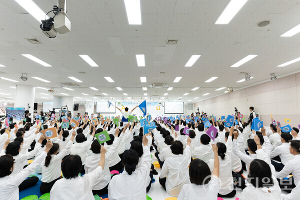 [천지일보=남승우 기자] 신천지예수교 증거장막성전 이만희 총회장이 16일 부산 사하구 부산야고보지파 본부교회를 방문한 가운데 성도들이 12지파기를 흔들며 찬양을 부르고 있다. (제공: 신천지예수교 증거장막성전)ⓒ천지일보 2024.10.16.