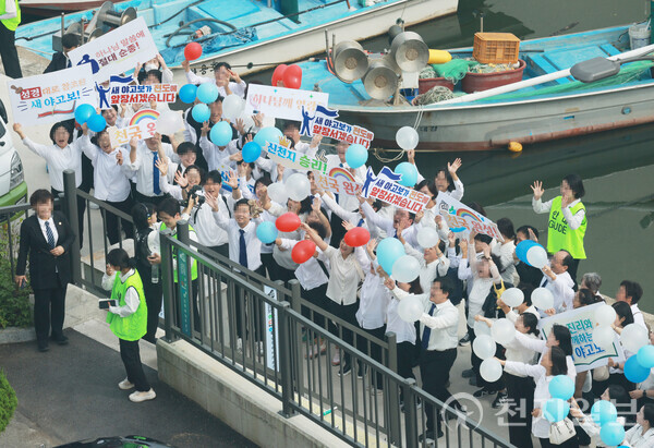 [천지일보=남승우 기자] 신천지예수교 증거장막성전 이만희 총회장이 16일 부산 사하구 부산야고보지파 부산교회를 방문한 가운데 성도들이 풍선을 흔들며 환호하고 있다.ⓒ천지일보 2024.10.16.