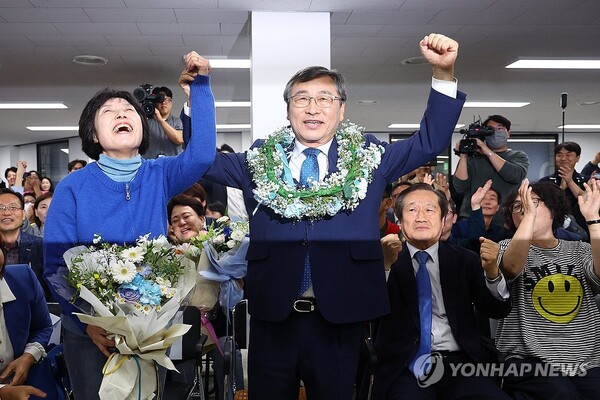 서울시교육감 보궐선거일인 16일 오후 정근식 후보가 서울 마포구에 마련된 사무실에서 당선이 확실시되자 부인 은영씨와 기뻐하고 있다. (출처: 연합뉴스)