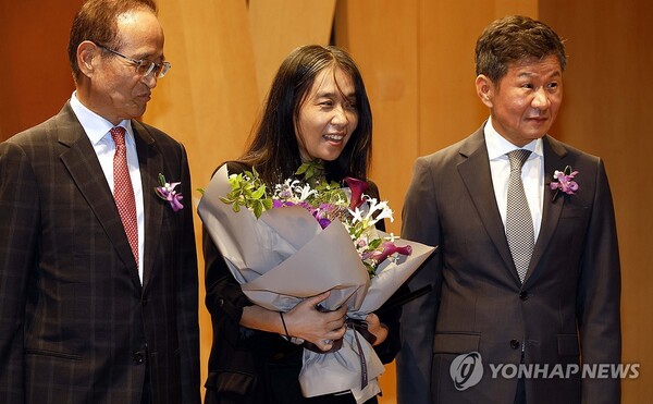 한국인 최초로 노벨문학상을 수상한 한강 작가(가운데)가 17일 서울 강남구 아이파크타워에서 열린 제18회 포니정 혁신상 시상식에서 기념 촬영하고 있다. 포니정재단은 포니정 혁신상 수상자로 작가 한강 씨를 선정했다. 오른쪽부터 정몽규 포니정 재단 이사장(HDC 회장), 한강 작가, 주선회 포니정 재단이사. 2024.10.17 (출처: 연합뉴스)